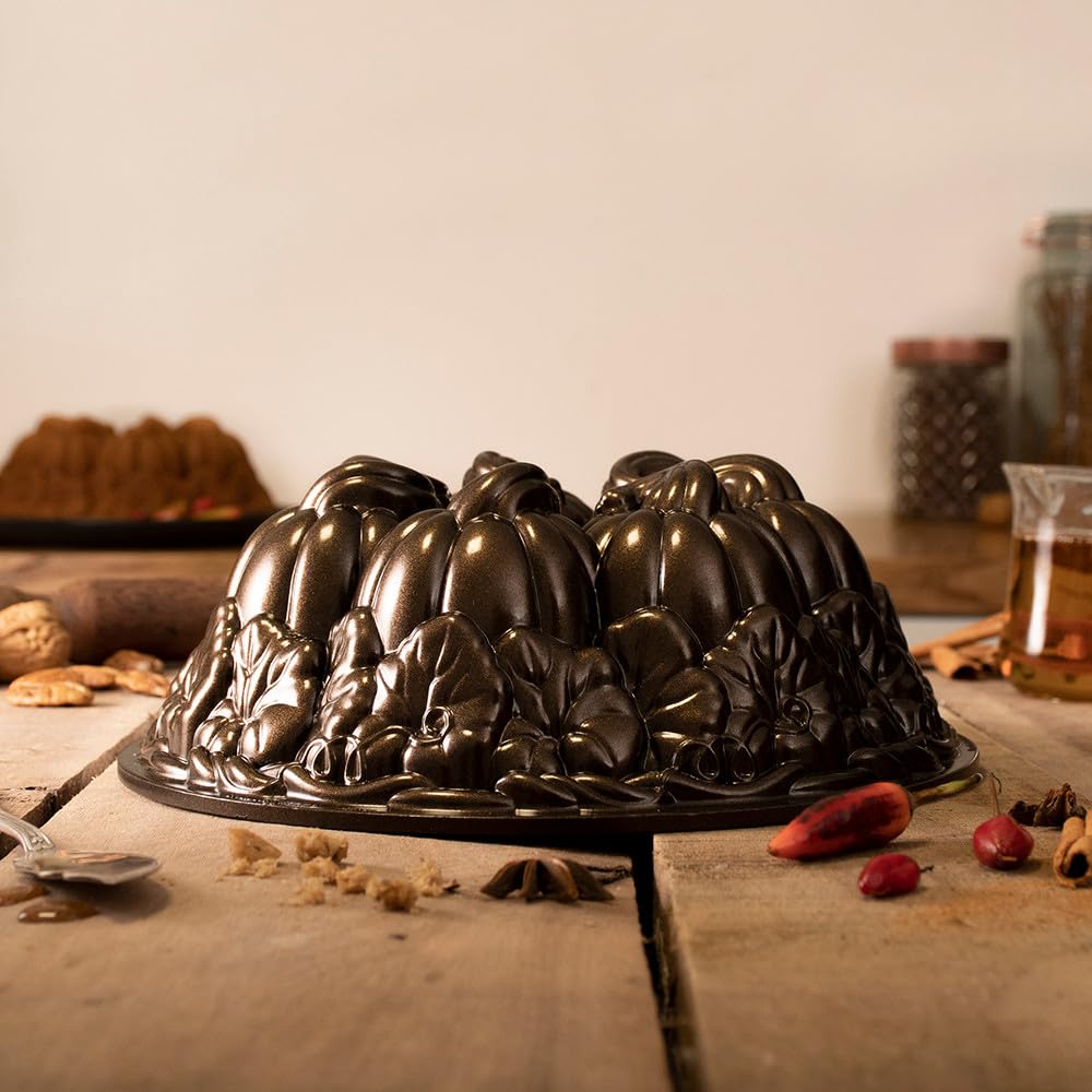Nordic Ware mise en scène automnale avec gâteau, parfait pour fêtes