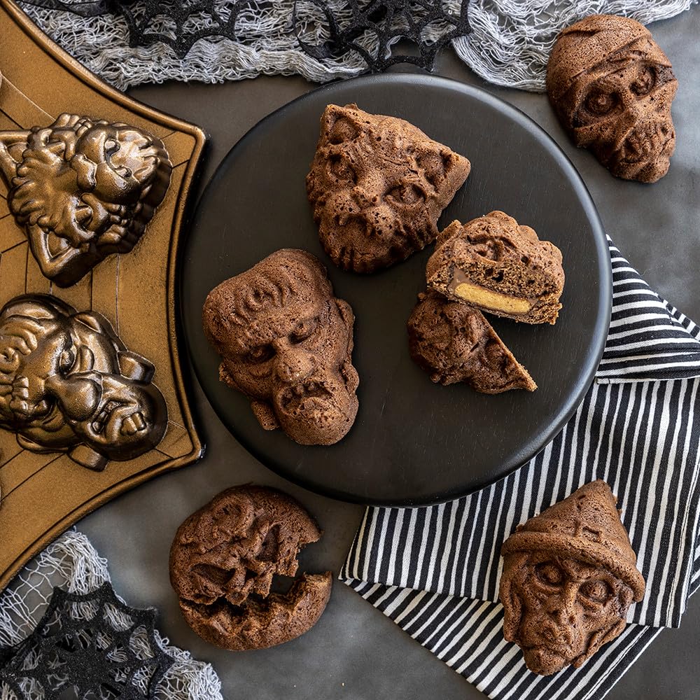 Nordic Ware détail d'un visage de monstre dans la cavité, conserve motifs nets à la cuisson