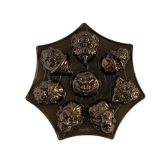 Nordic Ware vue avant du moule Monster Mask montrant huit visages, idéal pour fêtes