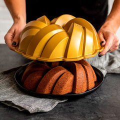 Nordic Ware gâteau démoulé montrant design tressé et démoulage propre