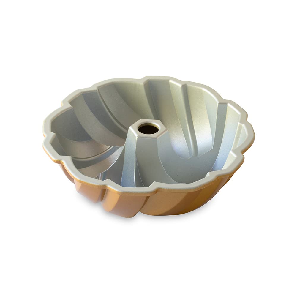 Nordic Ware finition dorée brillante qui rehausse l'aspect sculptural du gâteau