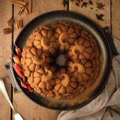 Nordic Ware moule démoulé montrant cake brun et démoulage facile