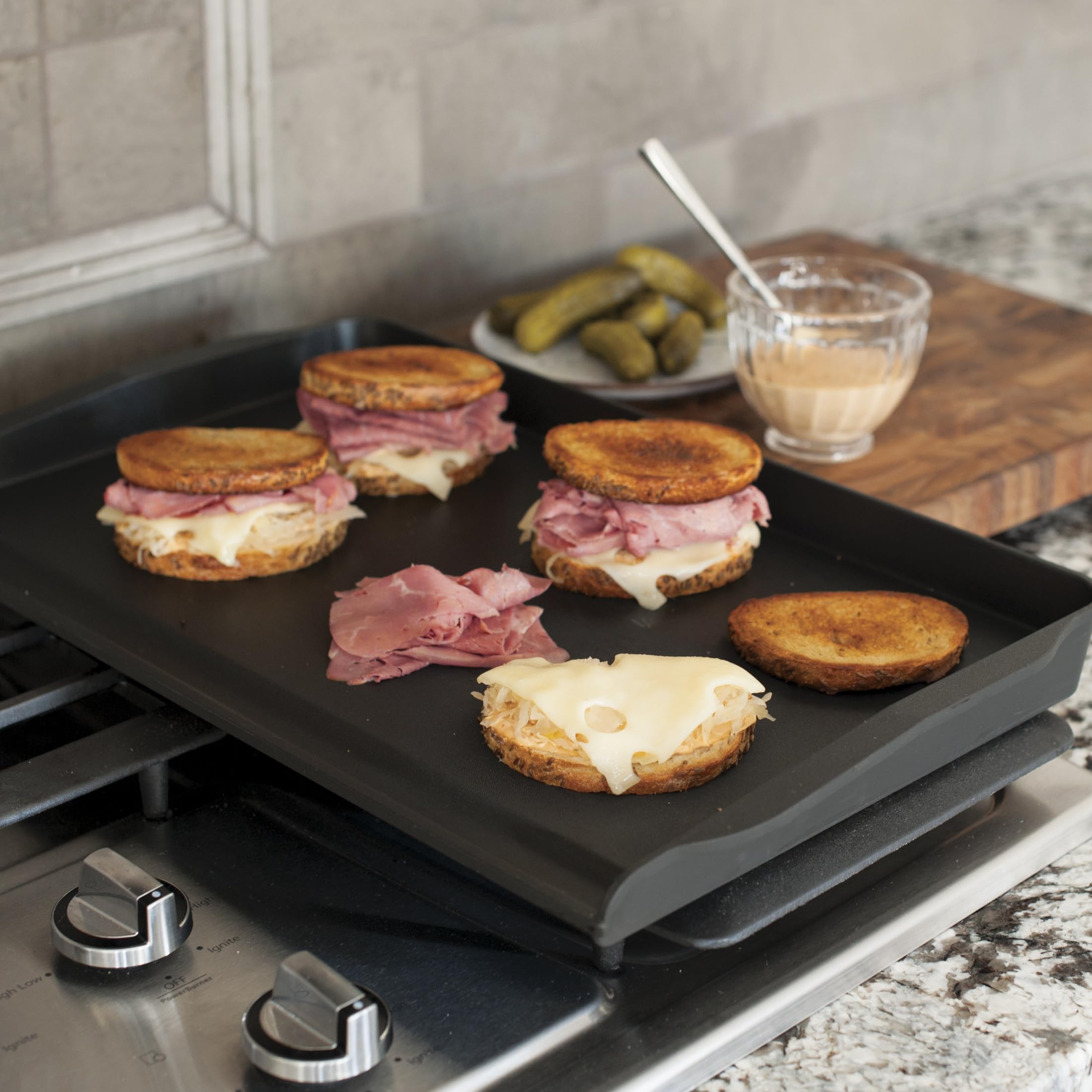 Nordic Ware gros plan de la surface de cuisson céramique pour un antiadhésif facile