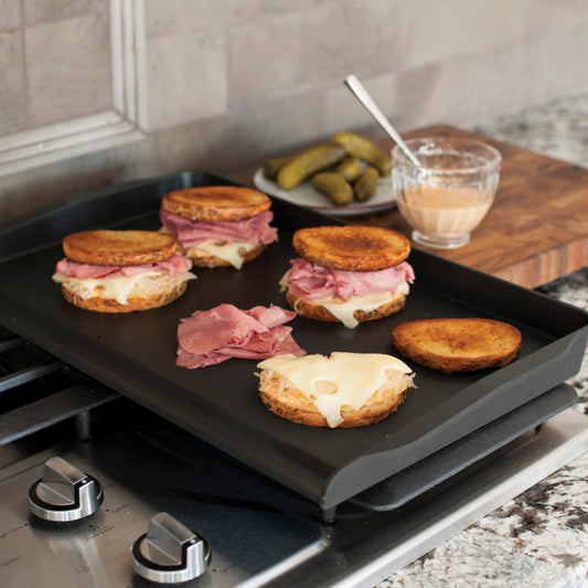 Nordic Ware gros plan de la surface de cuisson céramique pour un antiadhésif facile