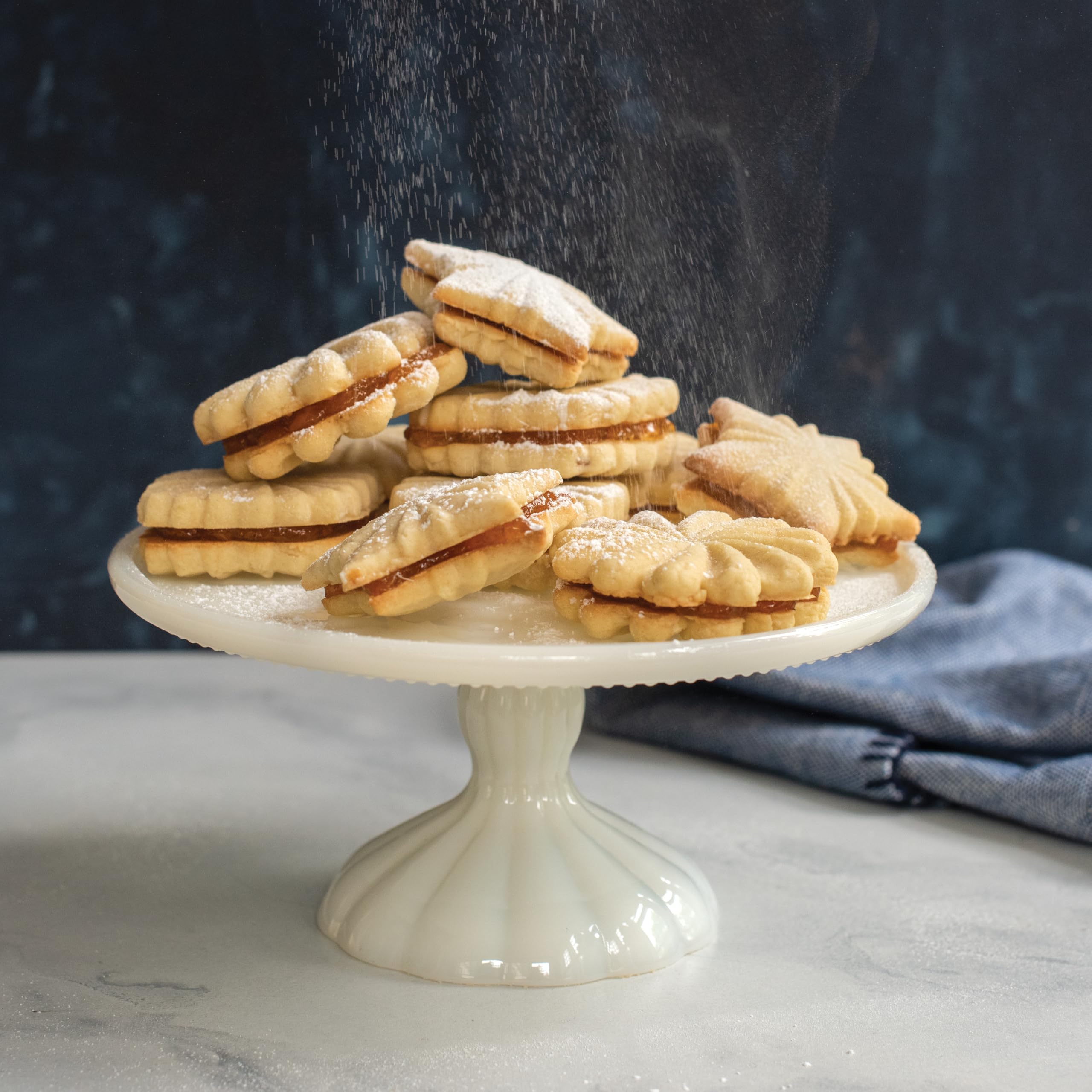 Nordic Ware mise en scène table de fête montrant biscuits élégants prêts à offrir