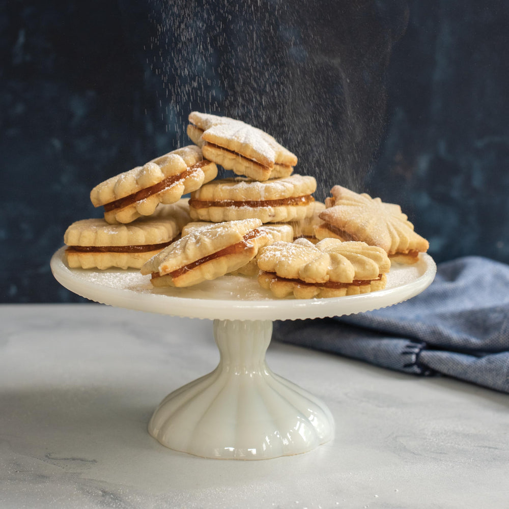 Nordic Ware mise en scène table de fête montrant biscuits élégants prêts à offrir