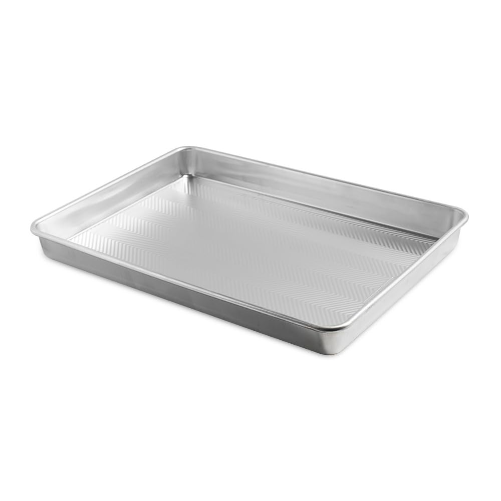 Nordic Ware plat face avant montrant grande capacité et bords hauts pour rôtir