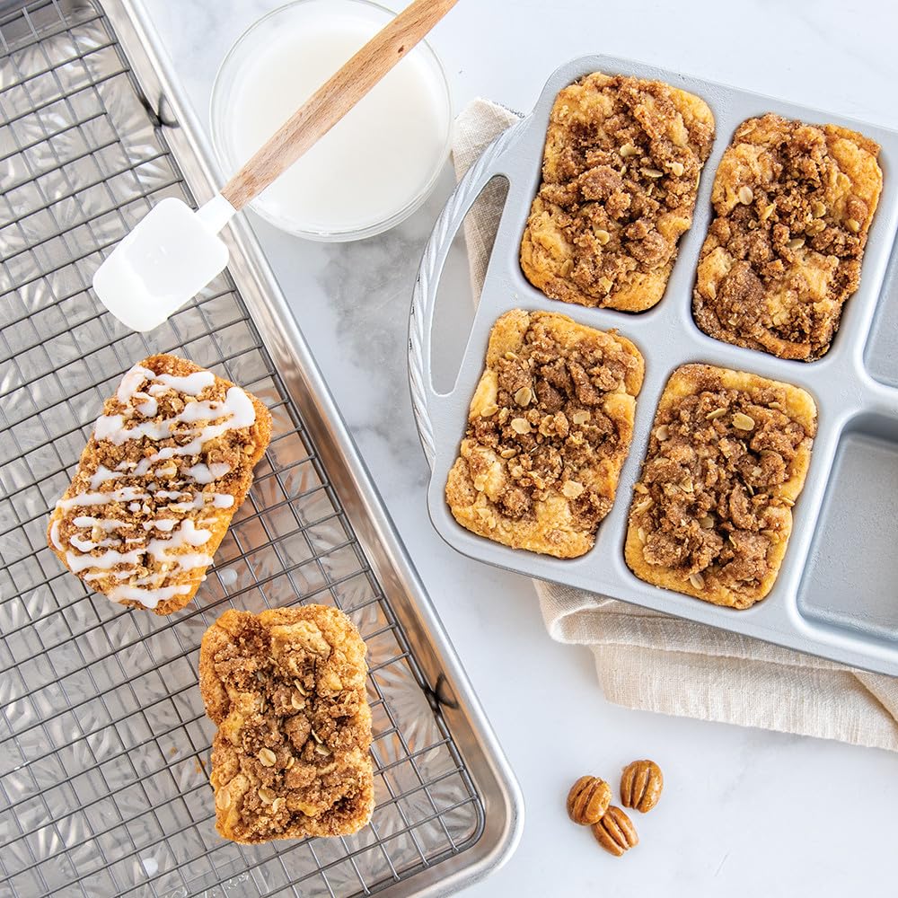 Nordic Ware cavités du Procast Mini Loaf gros plan, portions régulières