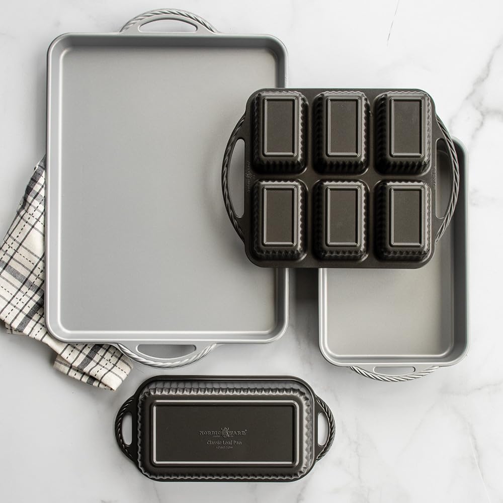 Nordic Ware Procast Mini Loaf comparaison taille à une tasse, échelle claire
