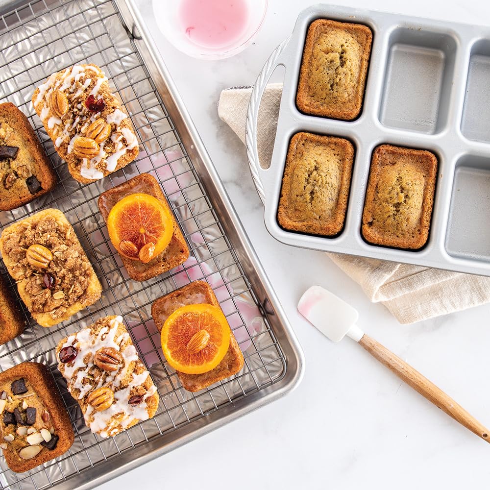 Nordic Ware Procast Mini Loaf placé dans un four, utilisation sûre jusqu'à 204°C