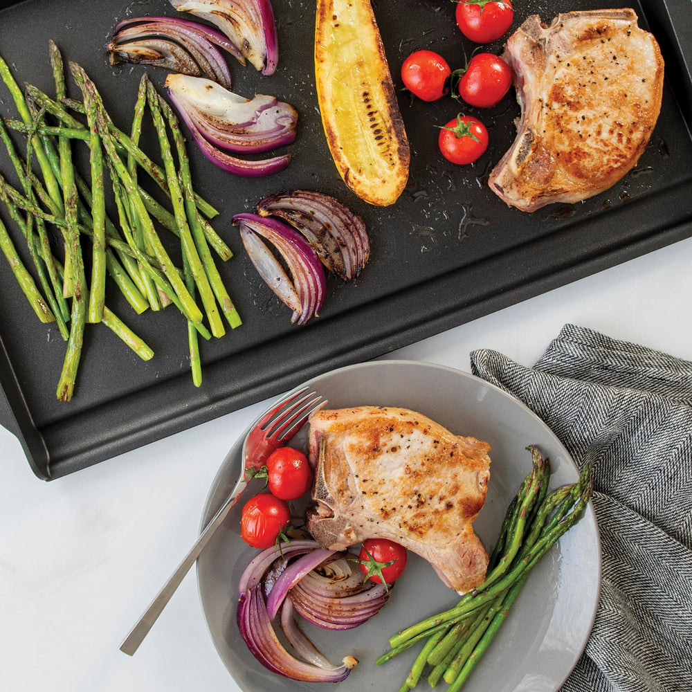Nordic Ware scène brunch illustrant polyvalence pour crêpes et bacon en famille
