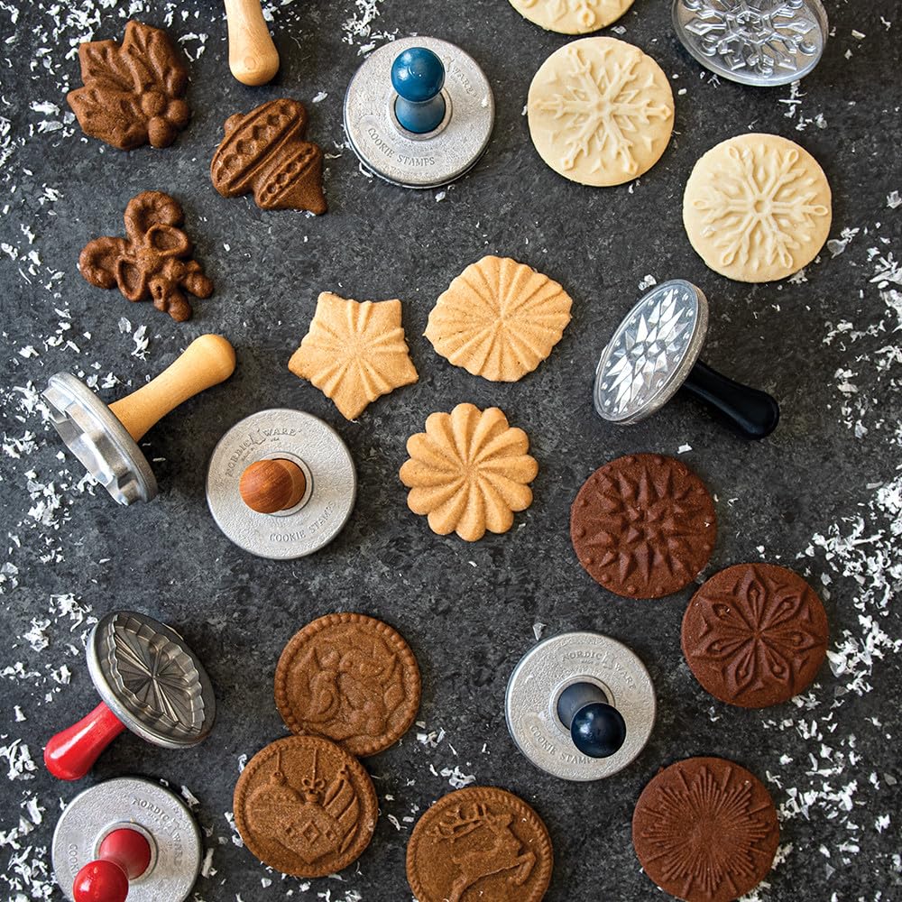 Nordic Ware scène festive avec biscuits tamponnés, présentation raffinée