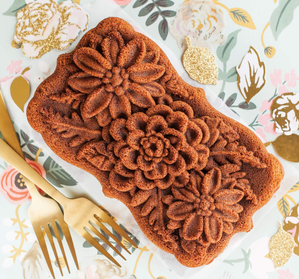 Nordic Ware gros plan sur le relief de fleurs détaillé pour présentations soignées