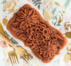 Nordic Ware gros plan sur le relief de fleurs détaillé pour présentations soignées