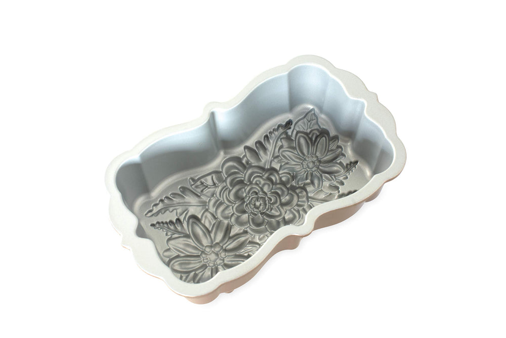 Nordic Ware mise en scène petit-déjeuner montrant cake décoratif prêt à servir