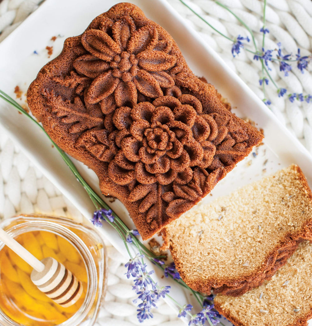 Nordic Ware cake démoulé dans le moule illustrant démoulage net et motifs visibles