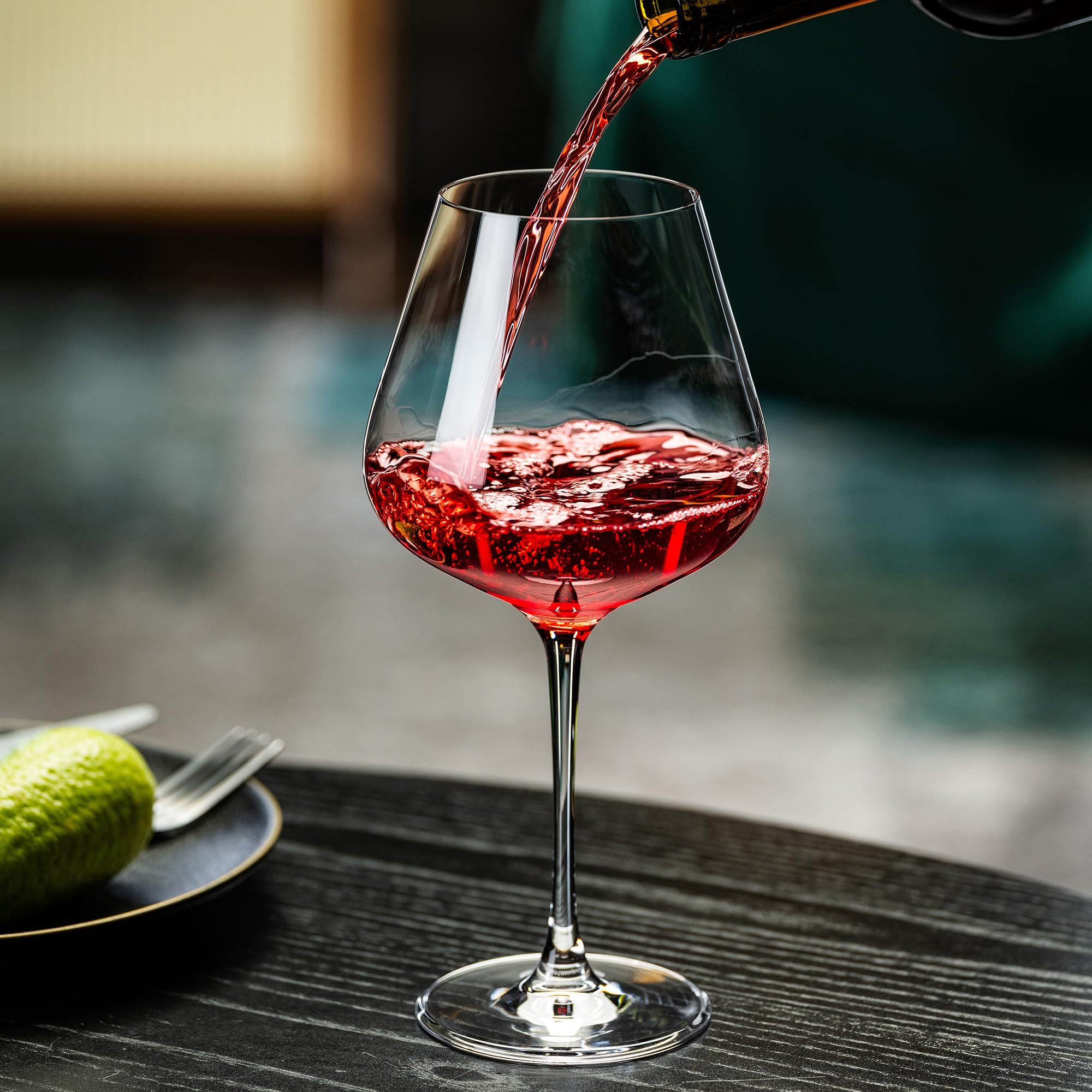 NORIMODA verre tenu en main pour visualiser l'échelle et le volume