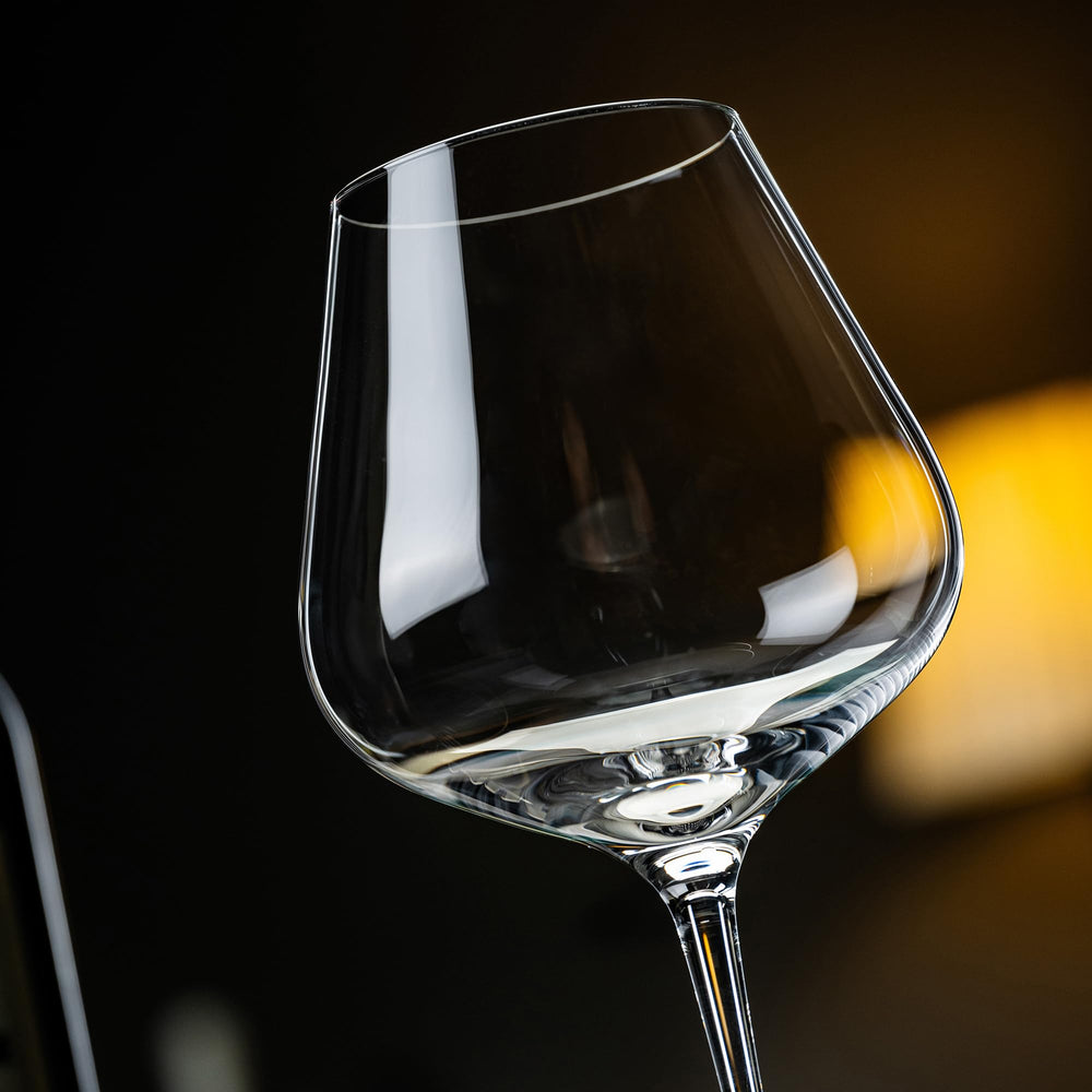NORIMODA quatre verres disposés sur table pour dîner élégant