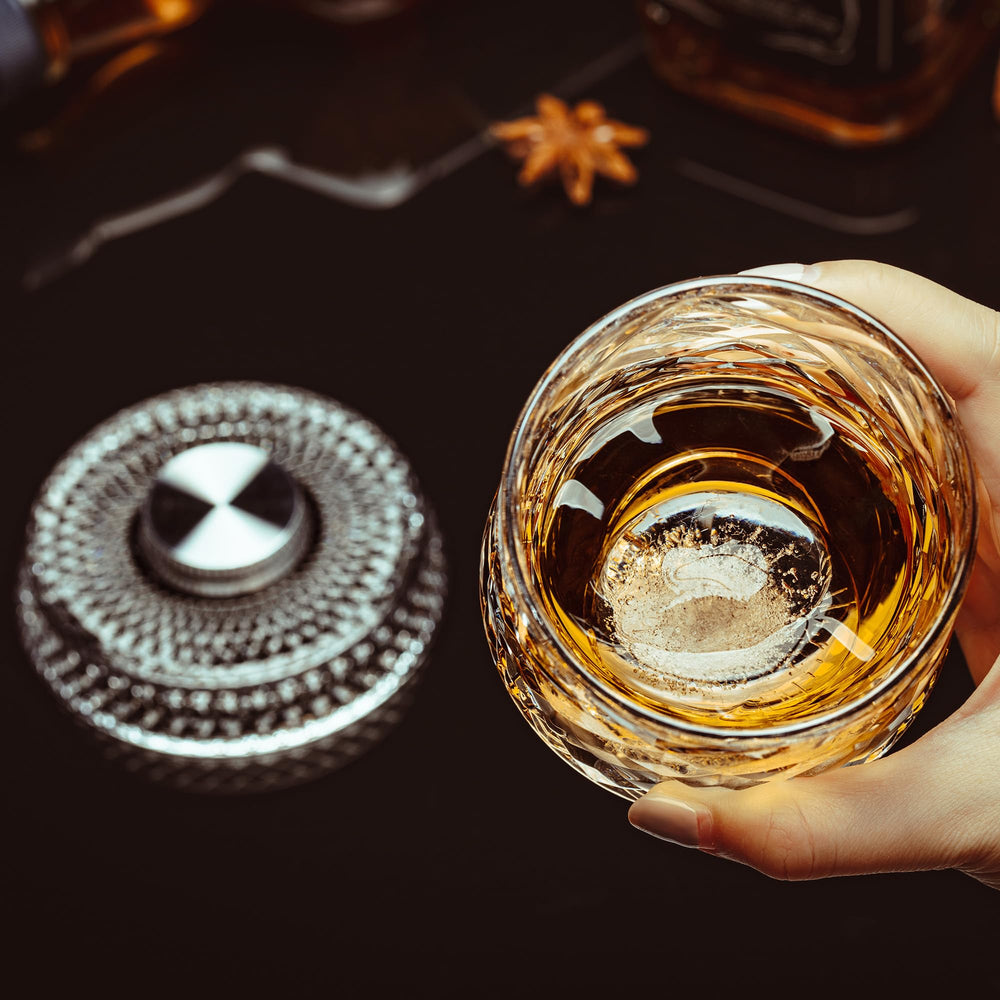 NORIMODA verre en usage en rotation illustrant libération des arômes et spectacle