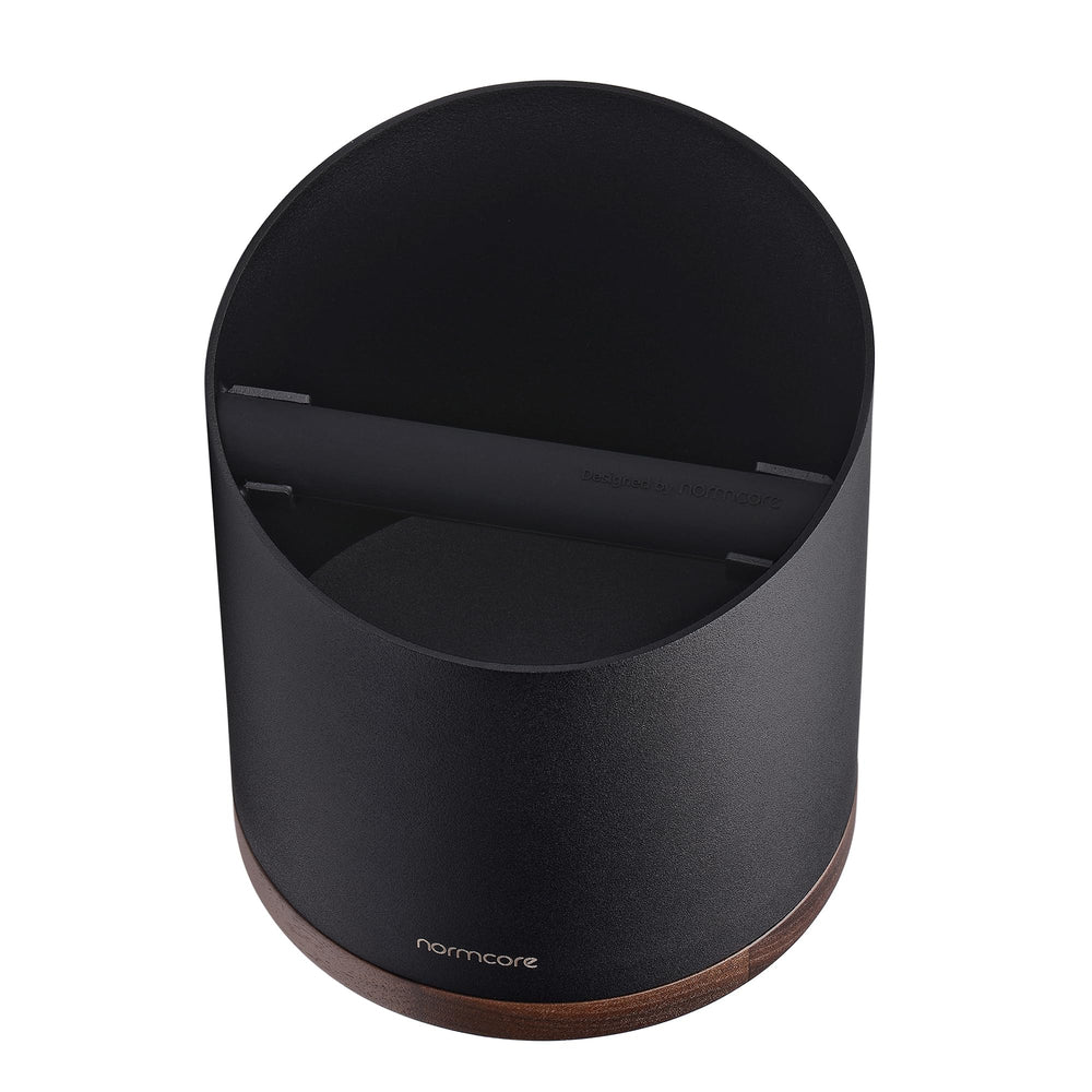 Normcore à côté d’une tasse pour visualiser la taille compacte
