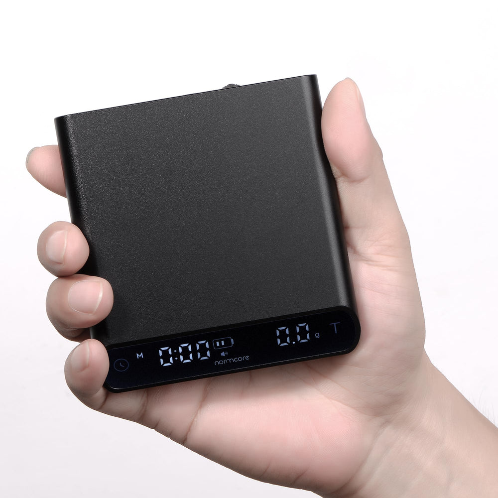 Normcore balance en usage avec dripper illustrant contrôle précis du ratio