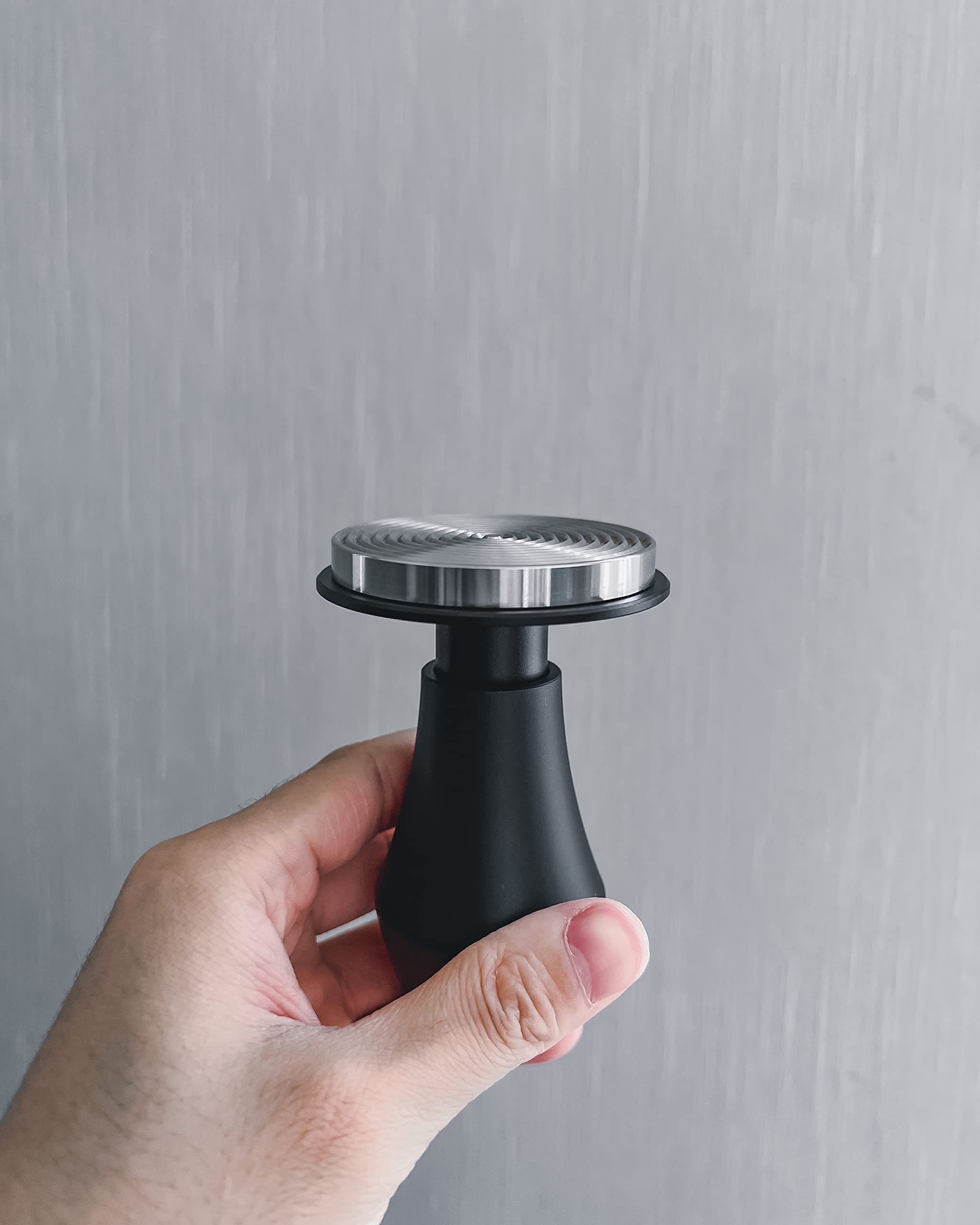 Normcore tamper posé sur son support pour rangement propre et accessible
