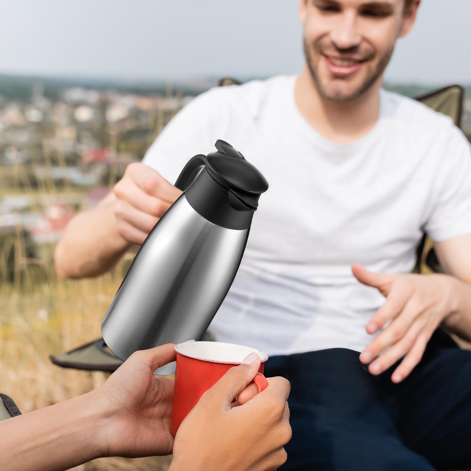 Norme carafe dans scène café illustrant usage domestique convivial