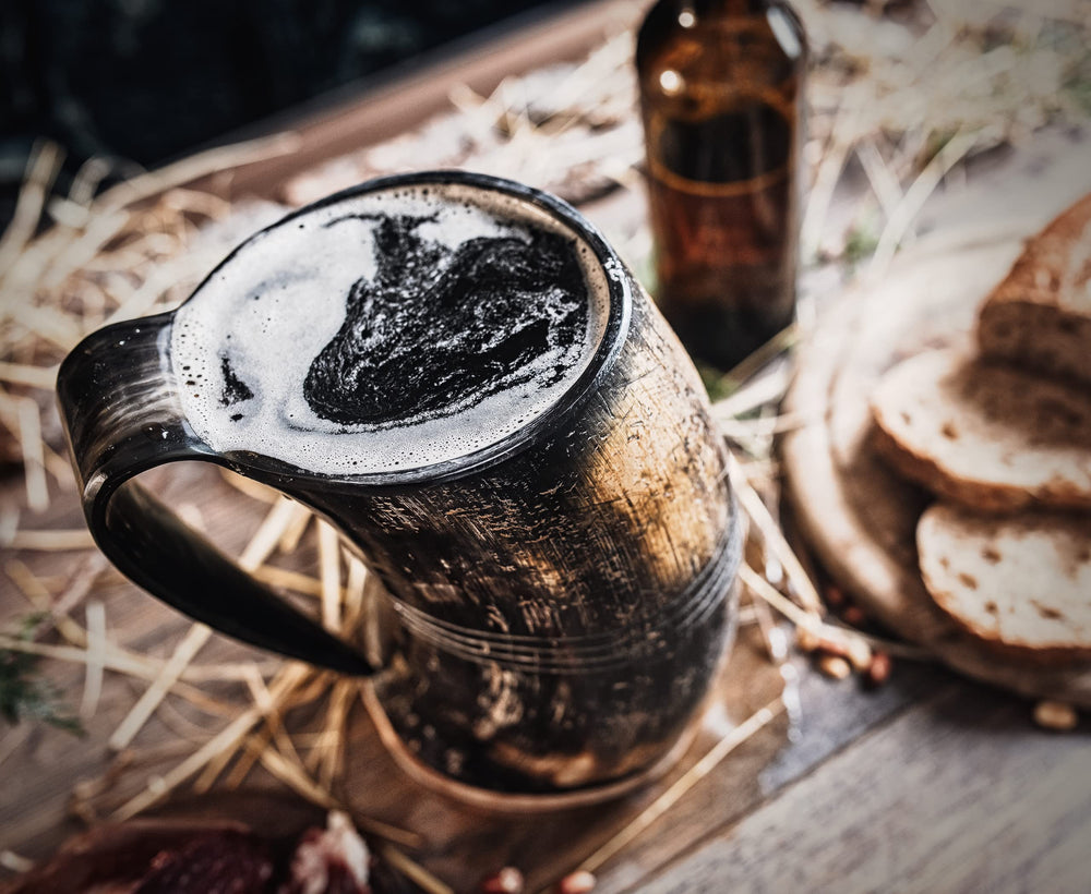 Norse Tradesman chope en usage avec bière illustrant convivialité et solidité