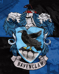 Northwest couverture Ravenclaw drapée sur canapé pour ambiance cosy
