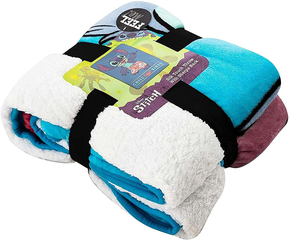 Gros plan tissu Northwest Lilo and Stitch révélant le toucher soyeux et la qualité des fibres