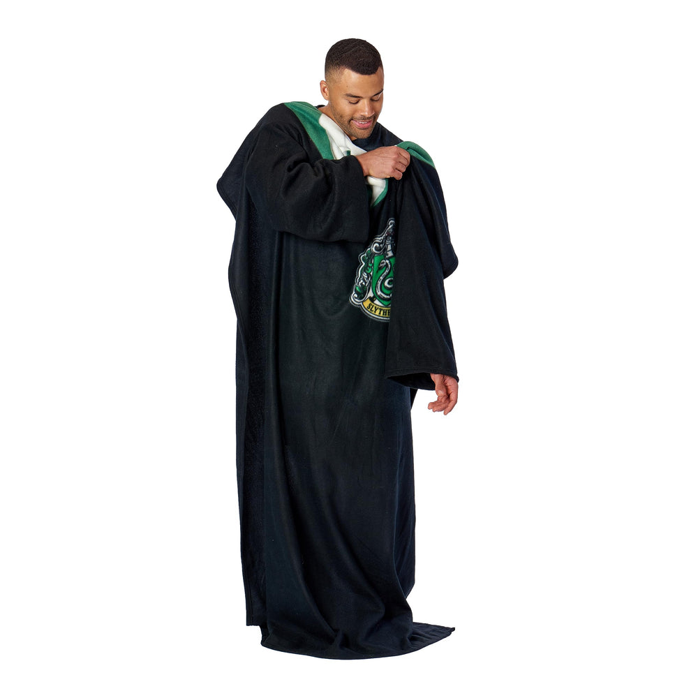 Northwest couverture Slytherin posée sur canapé, apporte confort et décoration
