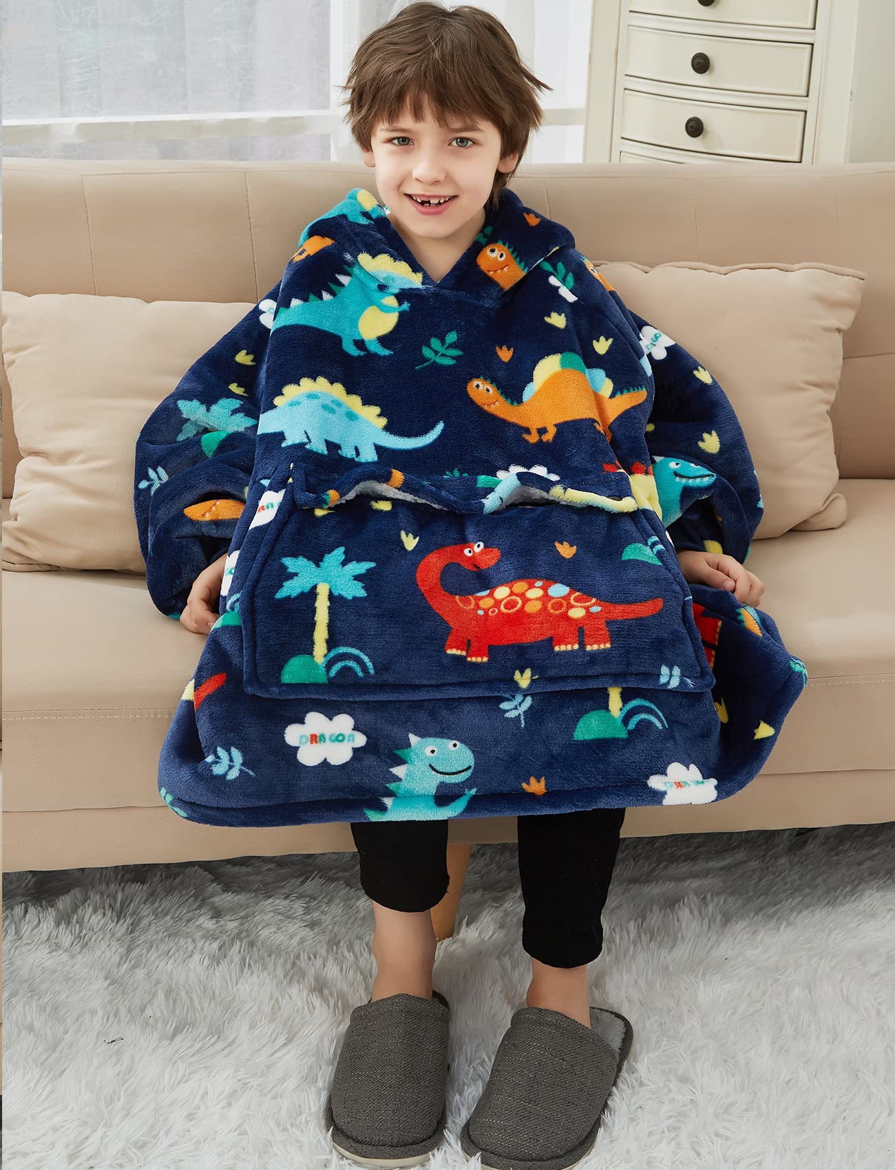 NOUKOW enfant portant le hoodie assis confortablement pour détente