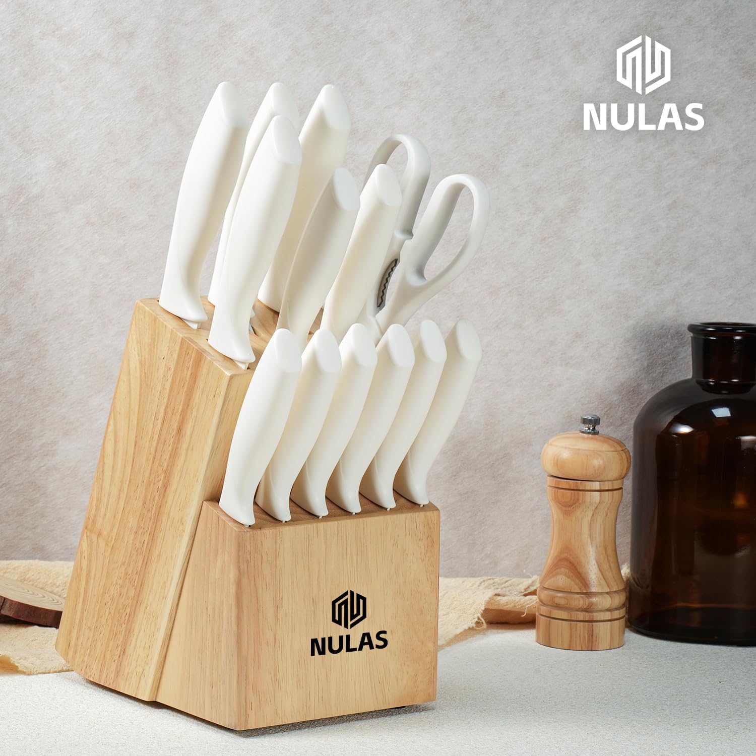NULAS comparaison taille couteau dans la main pour échelle