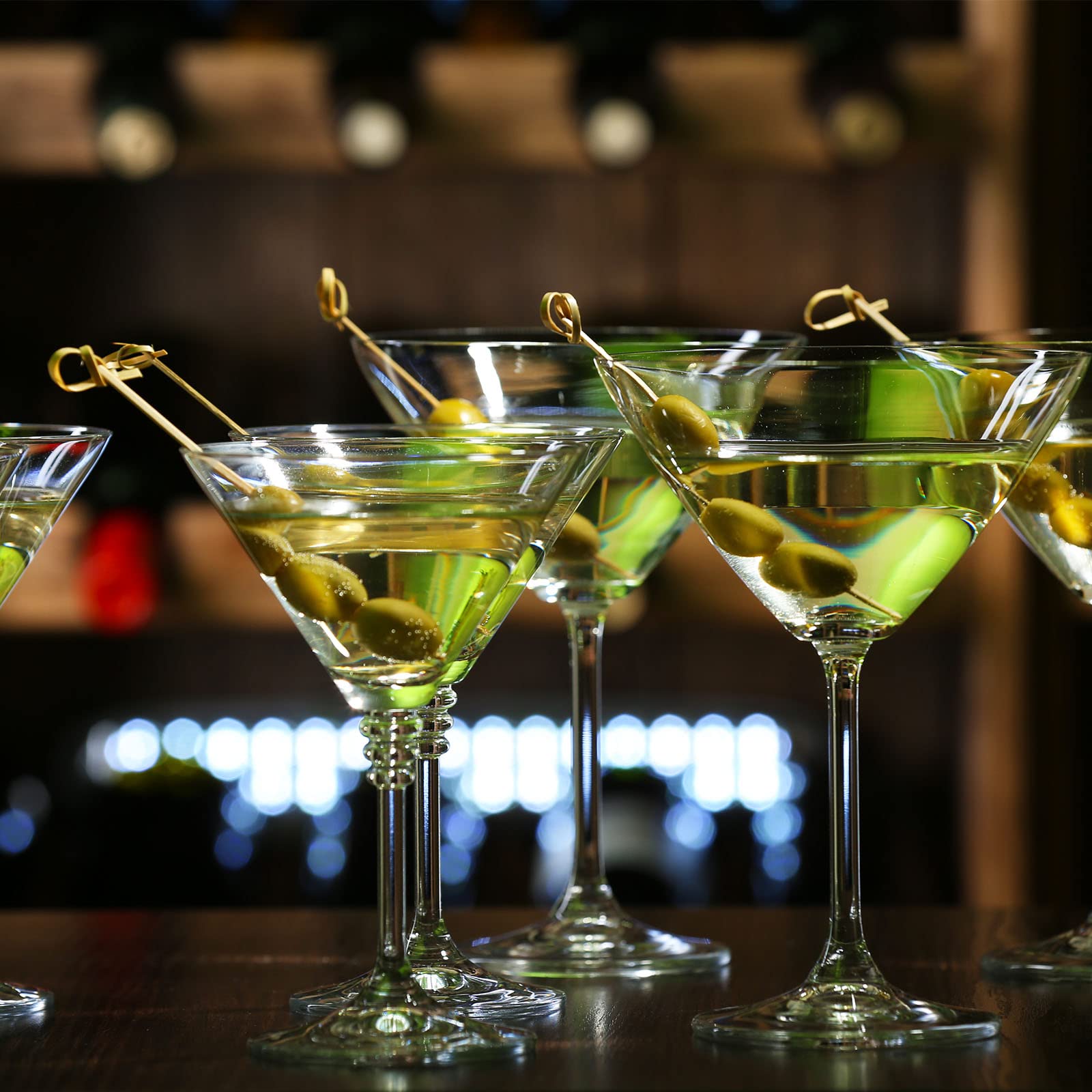 Nuogo mise en scène de fête montrant piques en usage lors d'un buffet