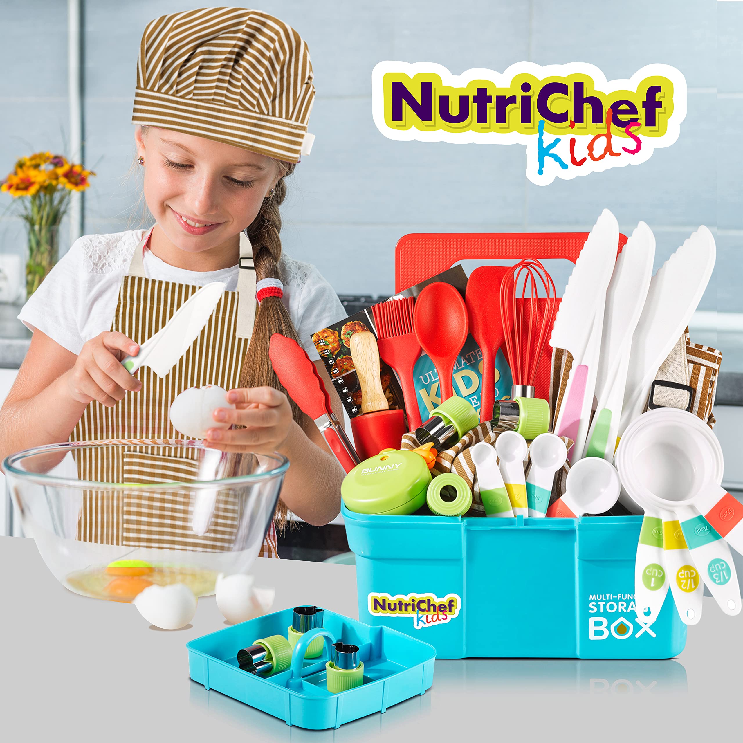 NutriChef enfant en cuisine utilisant le rouleau et les emporte-pièces, apprentissage ludique