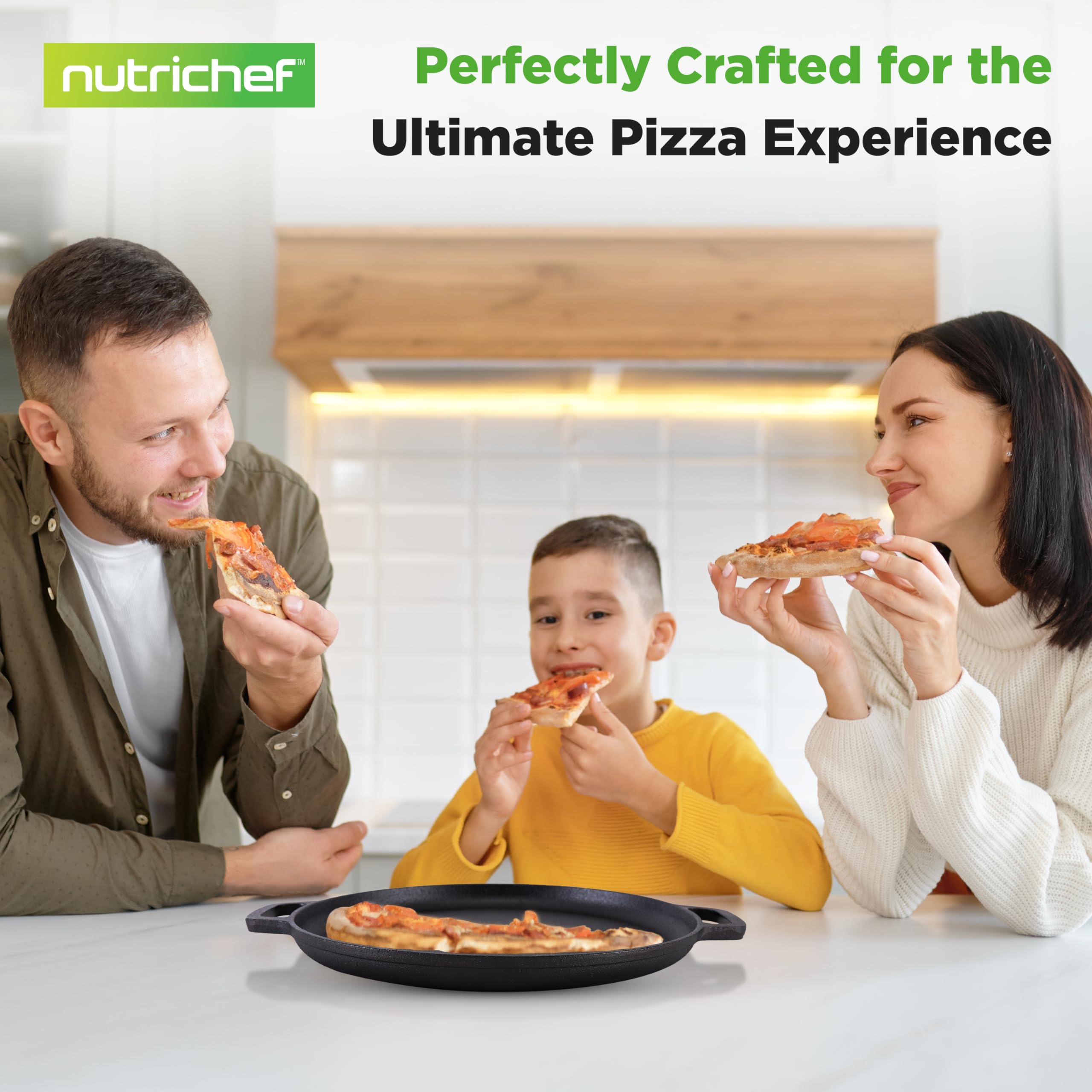 NutriChef poêle servie sur table avec pizza prête à trancher illustrant présentation conviviale
