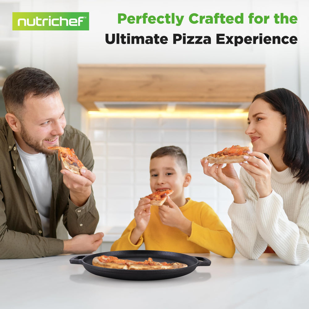 NutriChef poêle servie sur table avec pizza prête à trancher illustrant présentation conviviale