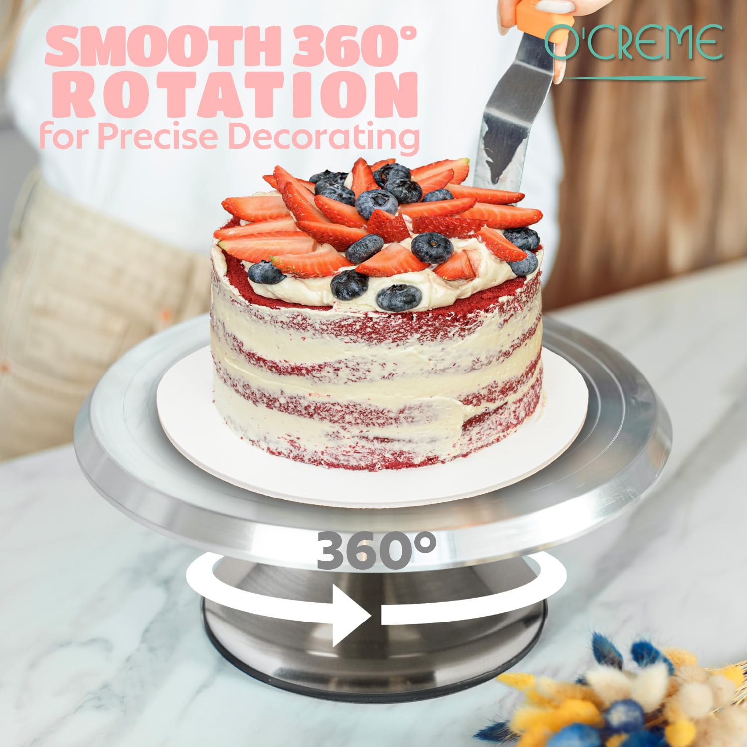 O'Creme plateau en usage décorant un gâteau avec rotation fluide