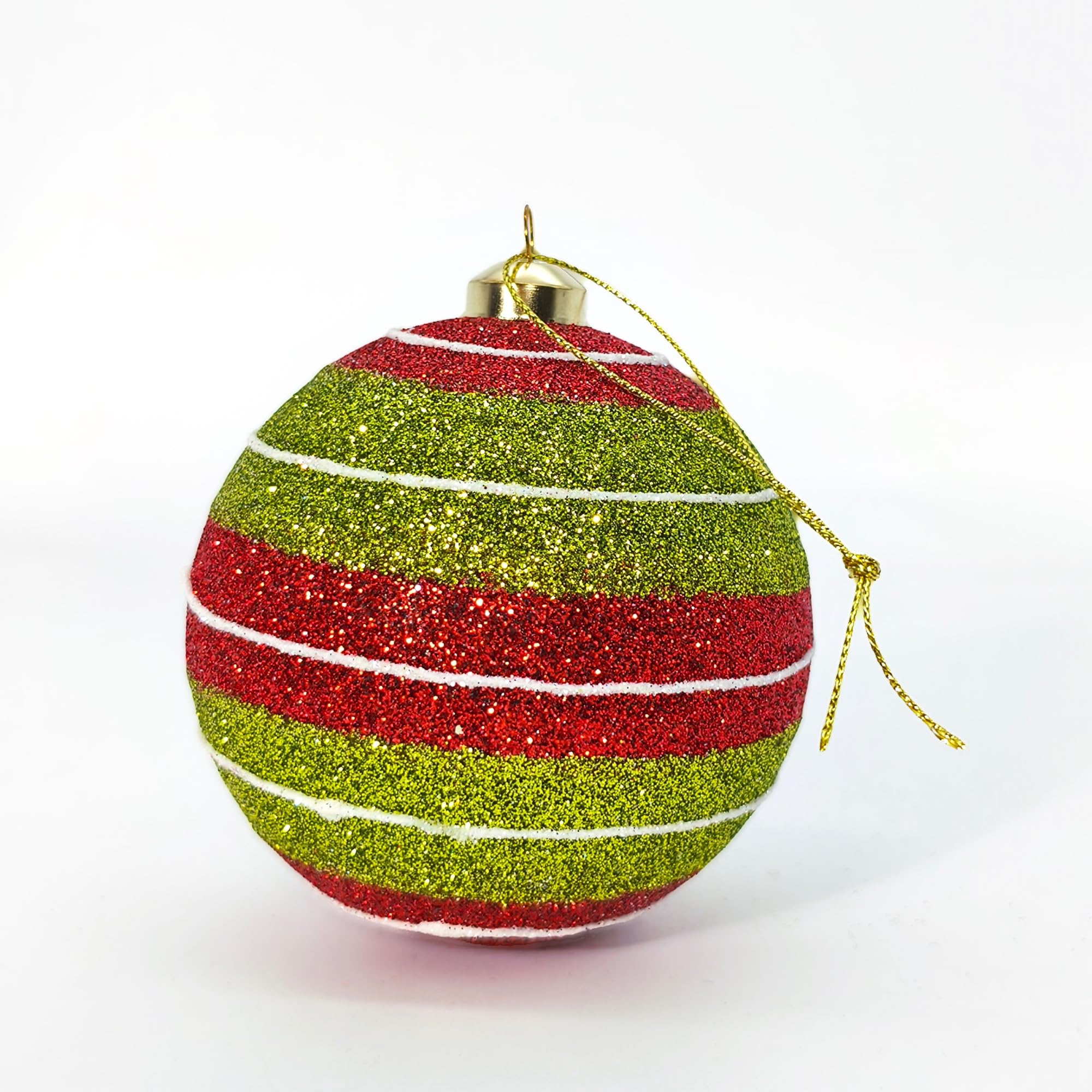 Obgora boules en usage sur sapin créant atmosphère chaleureuse