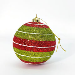 Obgora boules en usage sur sapin créant atmosphère chaleureuse