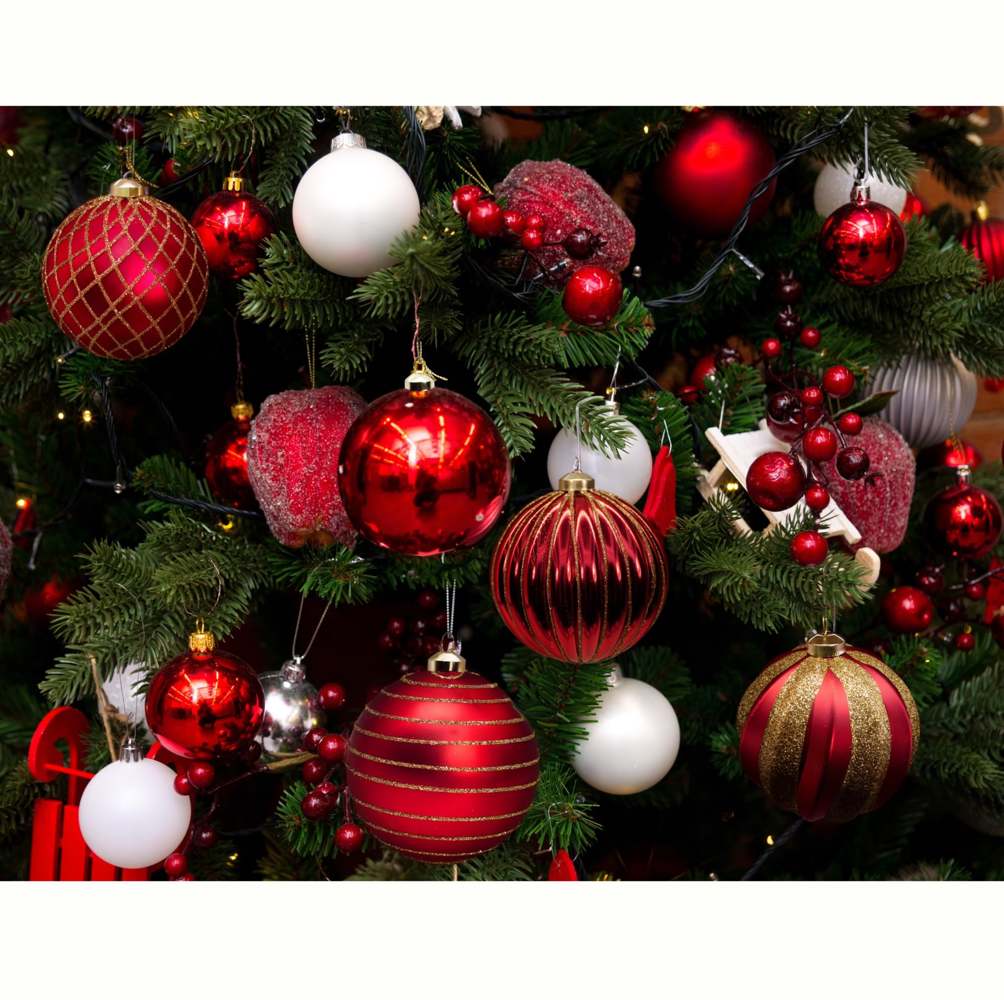 Obgora boules suspendues sur sapin avec lumières, apportant chaleur et profondeur visuelle