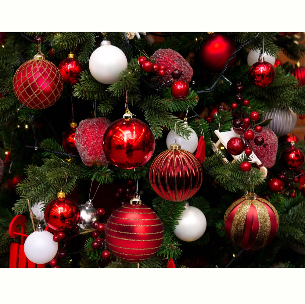 Obgora boules suspendues sur sapin avec lumières, apportant chaleur et profondeur visuelle