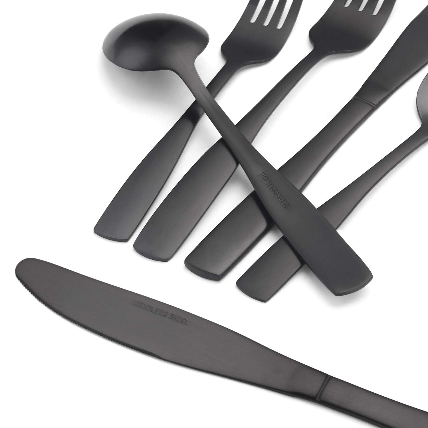 O.C.E. couverts disposés sur table illustrant style moderne pour dîner