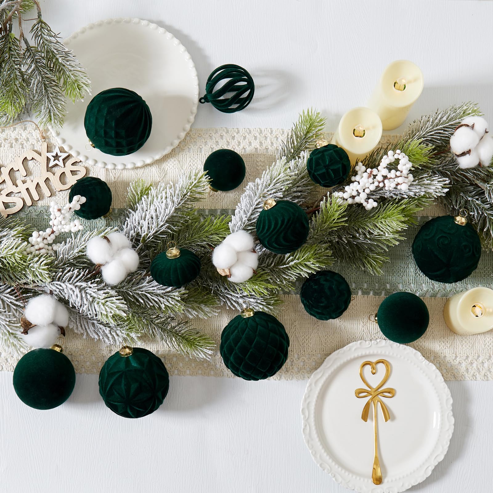 Ohapishop boules accrochées sur sapin créant une atmosphère festive chaleureuse