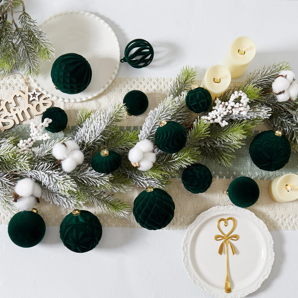 Ohapishop boules accrochées sur sapin créant une atmosphère festive chaleureuse