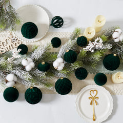 Ohapishop boules accrochées sur sapin créant une atmosphère festive chaleureuse
