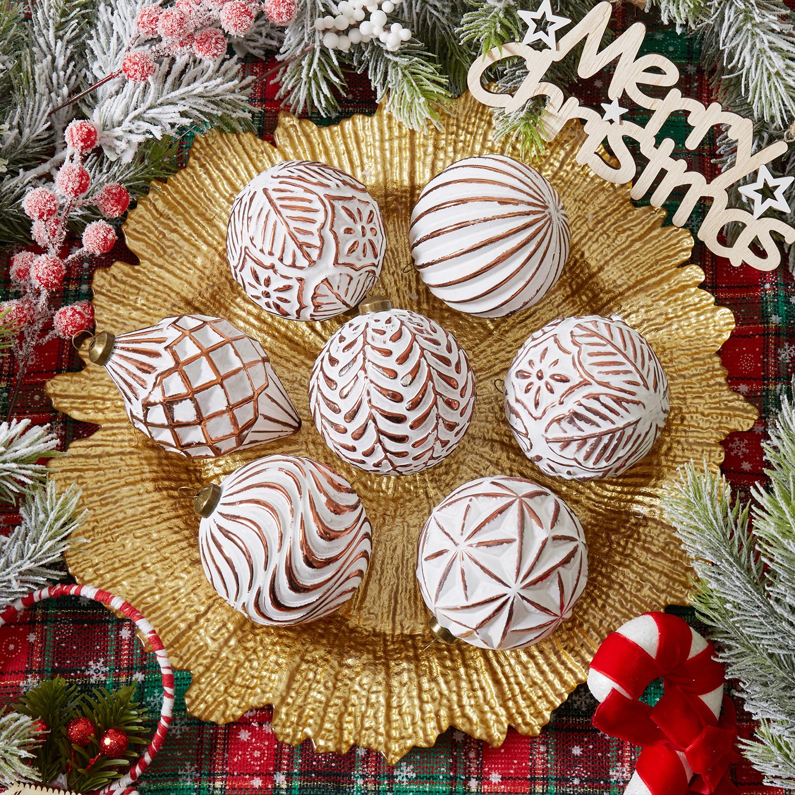 Ohapishop boules sur sapin en salon, crée ambiance chaleureuse