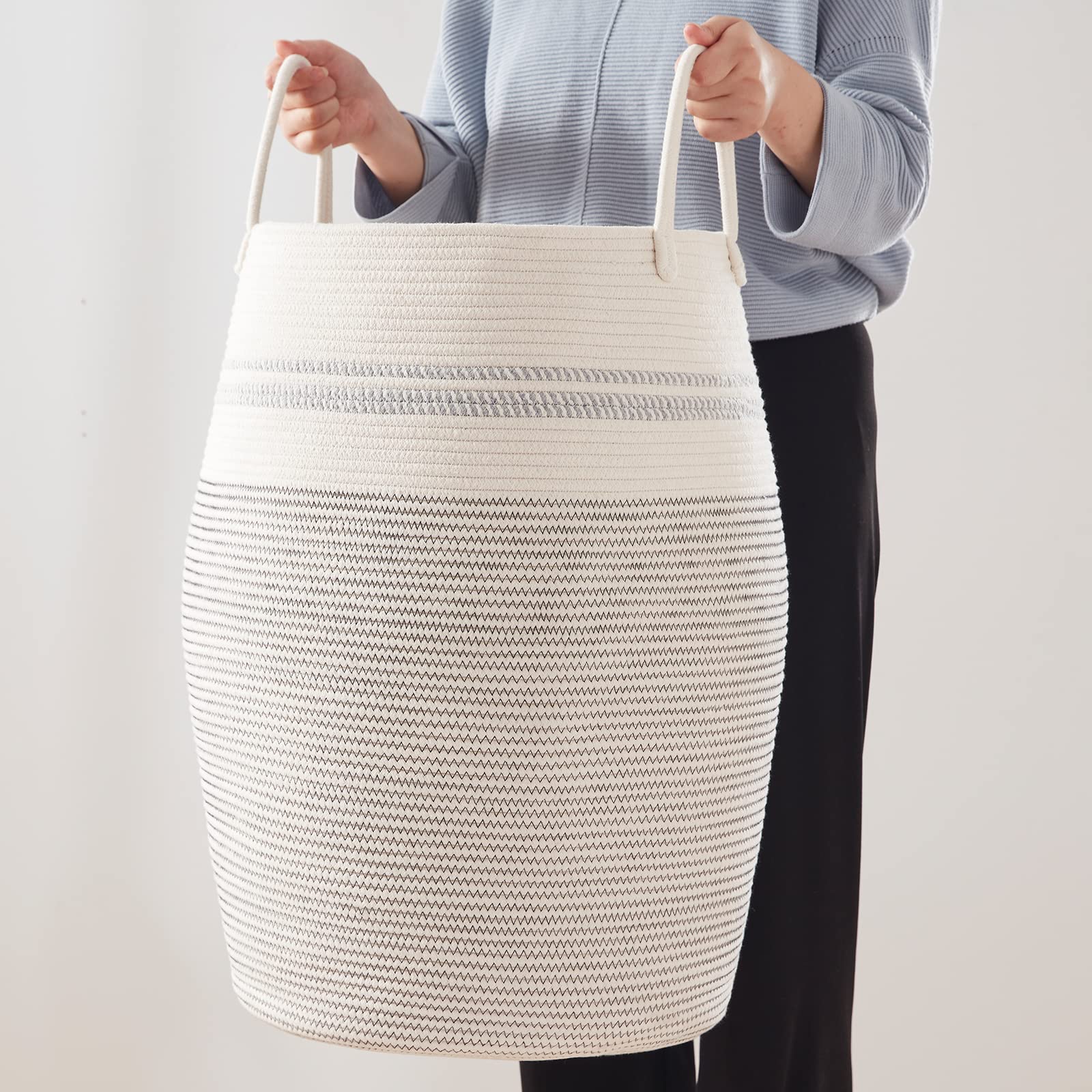 OIAHOMY comparaison taille avec main adulte illustrant dimensions réelles