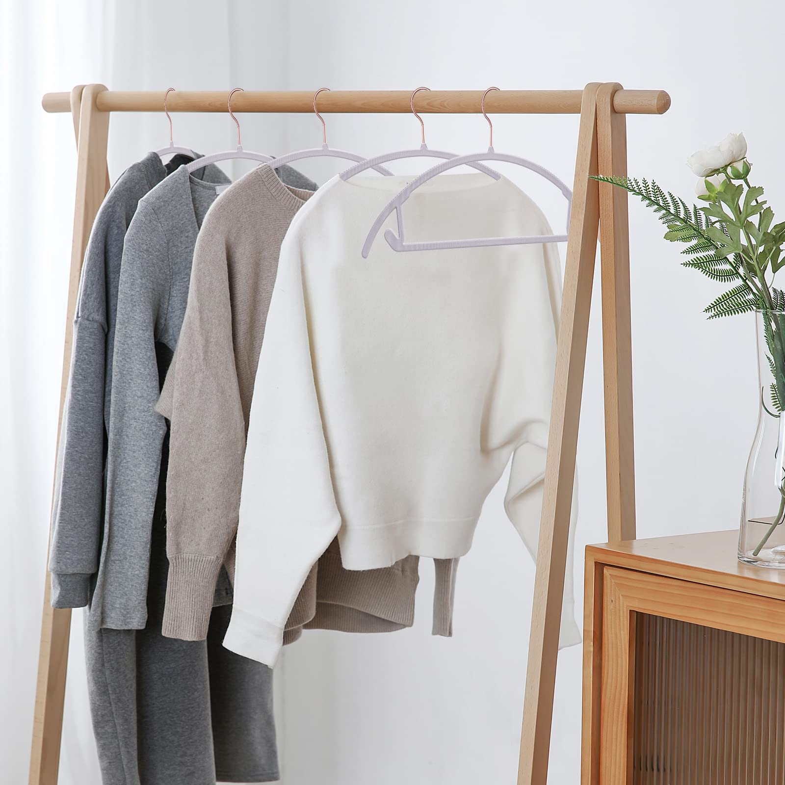 OIKA cintres dans un placard organisé donnant un aspect propre et uniforme