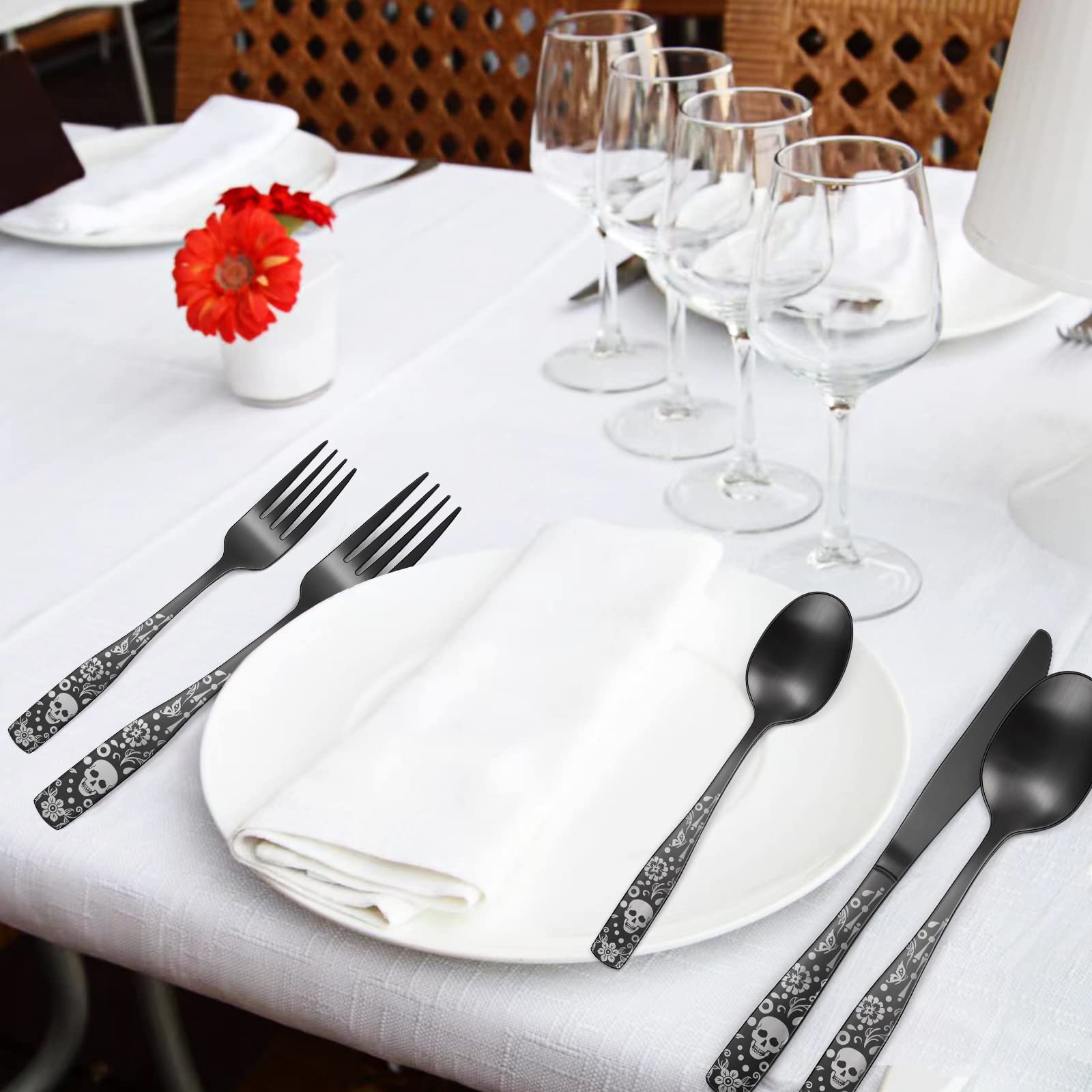 OIULO couverts en usage sur table créant ambiance gothique élégante